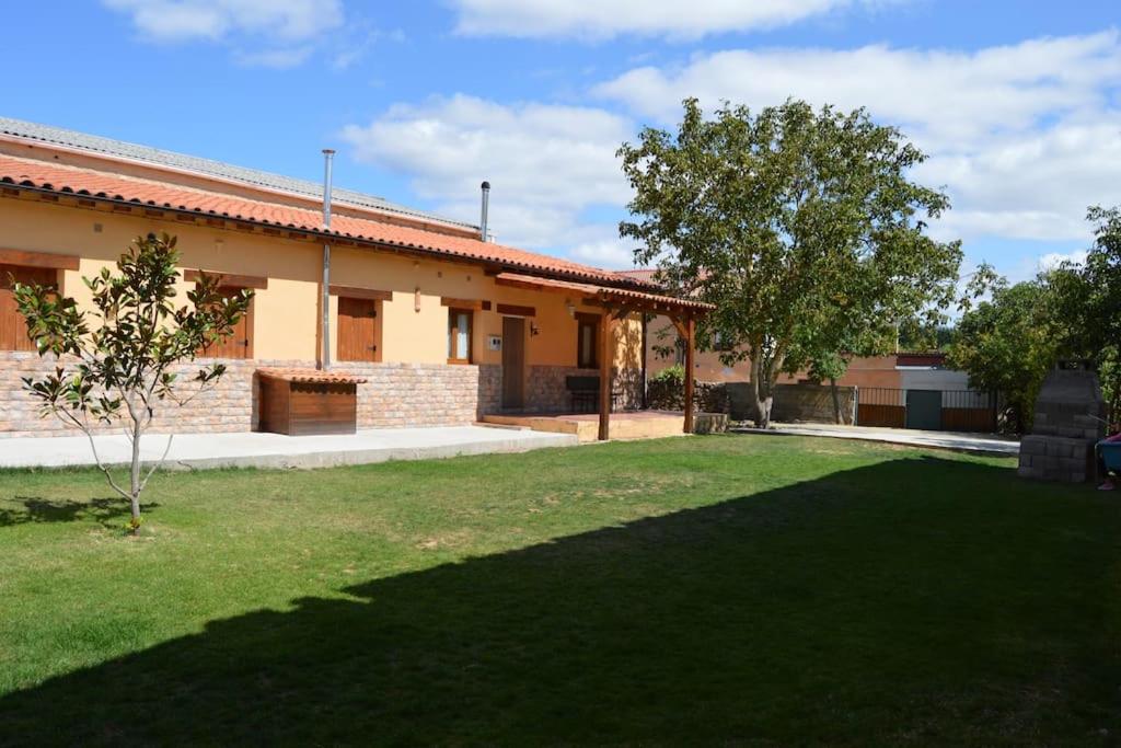 una casa con césped delante en El Establo,Casa rural, 