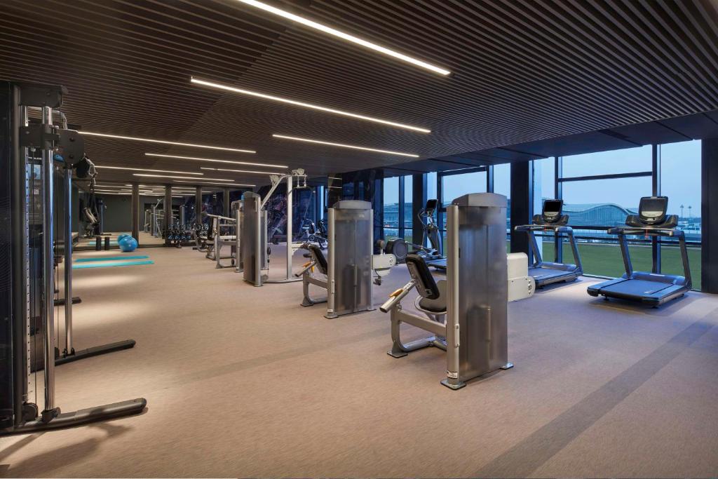 Hyatt Place Hangzhou International Airportにあるフィットネスセンターまたはフィットネス設備