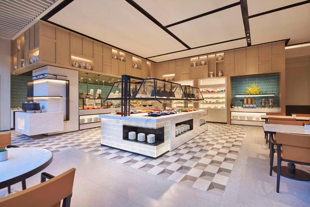 Hyatt Place Hangzhou International Airportにあるキッチンまたは簡易キッチン