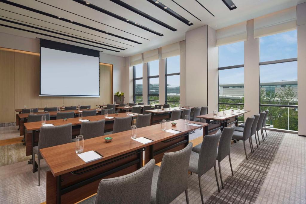 杭州市にあるHyatt Place Hangzhou International Airportのカンファレンスルーム(テーブル、椅子、プロジェクションスクリーン付)