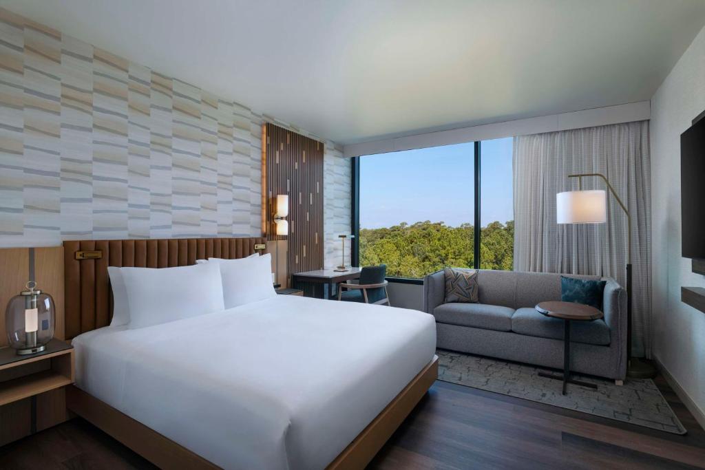 Postel nebo postele na pokoji v ubytování Hyatt Regency Conroe