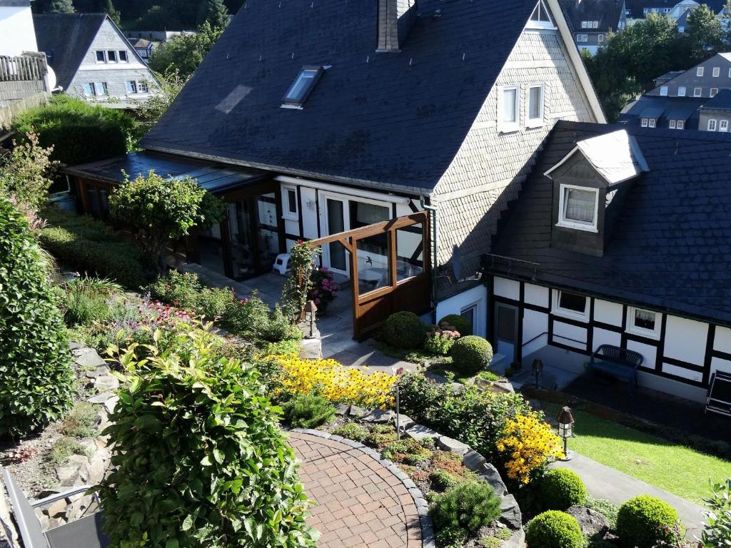 een luchtzicht op een huis met een tuin bij Ferienwohnung am Hügel in Schmallenberg