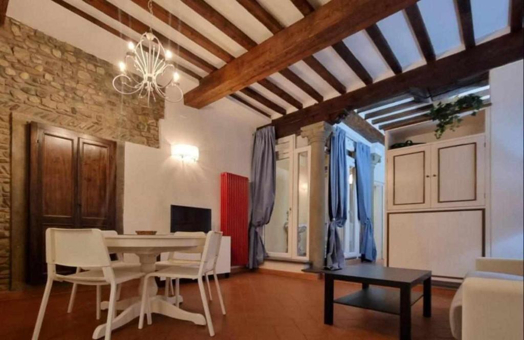 een woonkamer met een eettafel en stoelen bij Borgo Allegri Apartment in Florence
