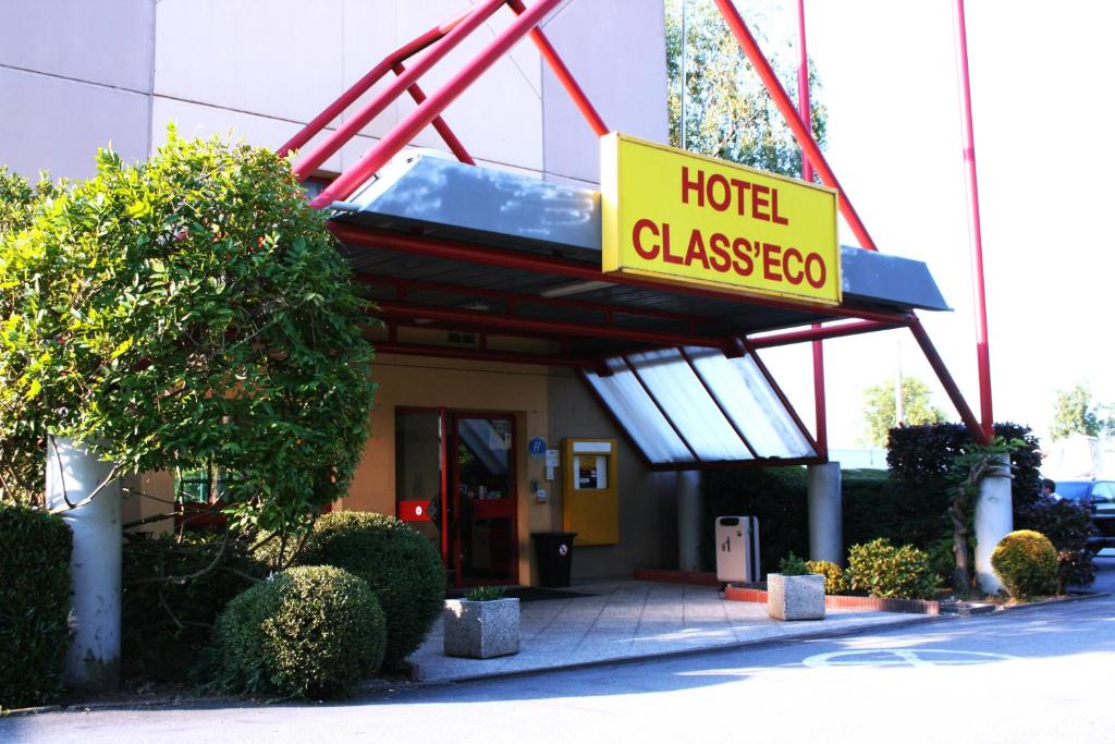 Class'eco Liège في لييج: لافتة الفندق مغلقة أمام المبنى
