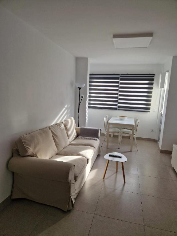 salon z kanapą i stołem w obiekcie La Casita de la Charca w mieście Melenara