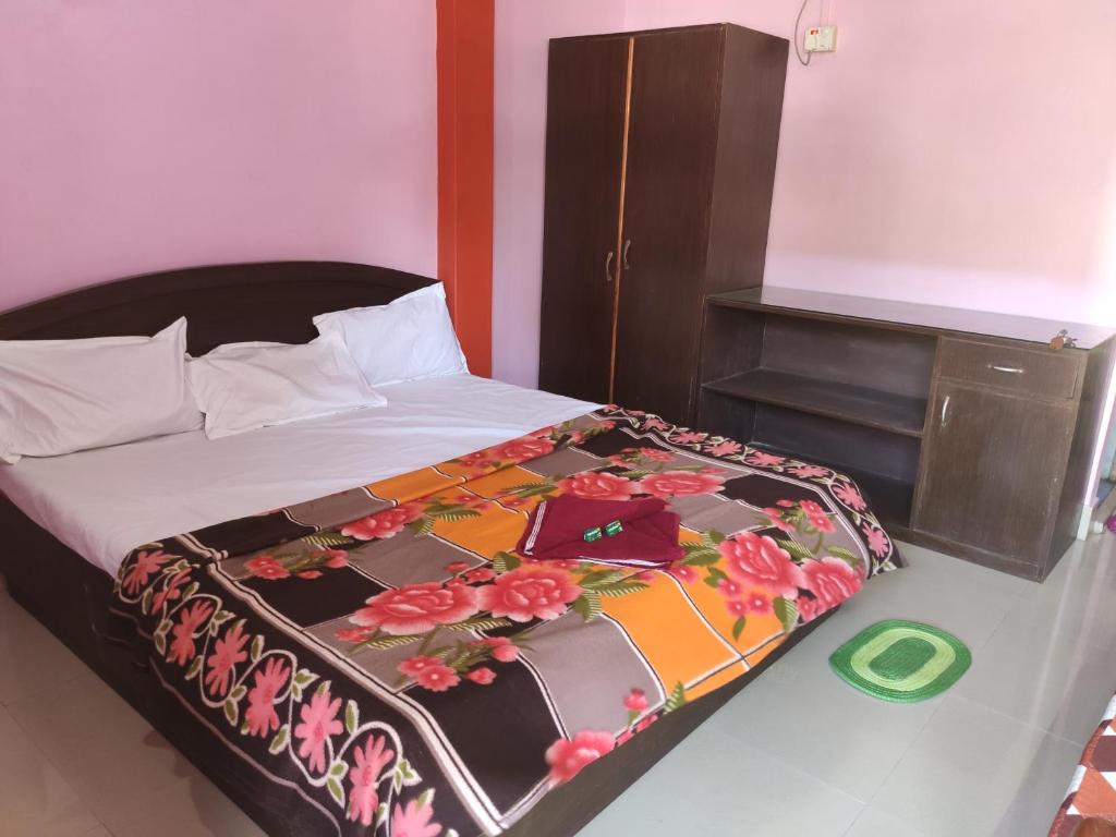 Een bed of bedden in een kamer bij JAYANTI HOME STAY