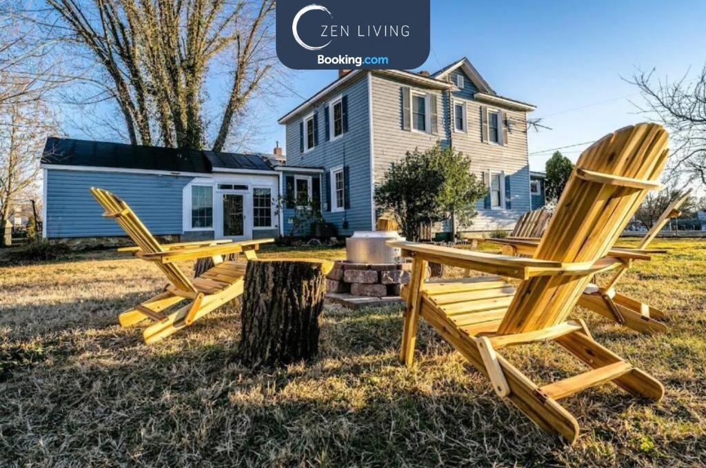 2 chaises longues en bois assises devant une maison dans l'établissement Dog and Family Friendly 4BR w WIFI and Fenced Yard By Zen Living Short Term Rental, à Luray