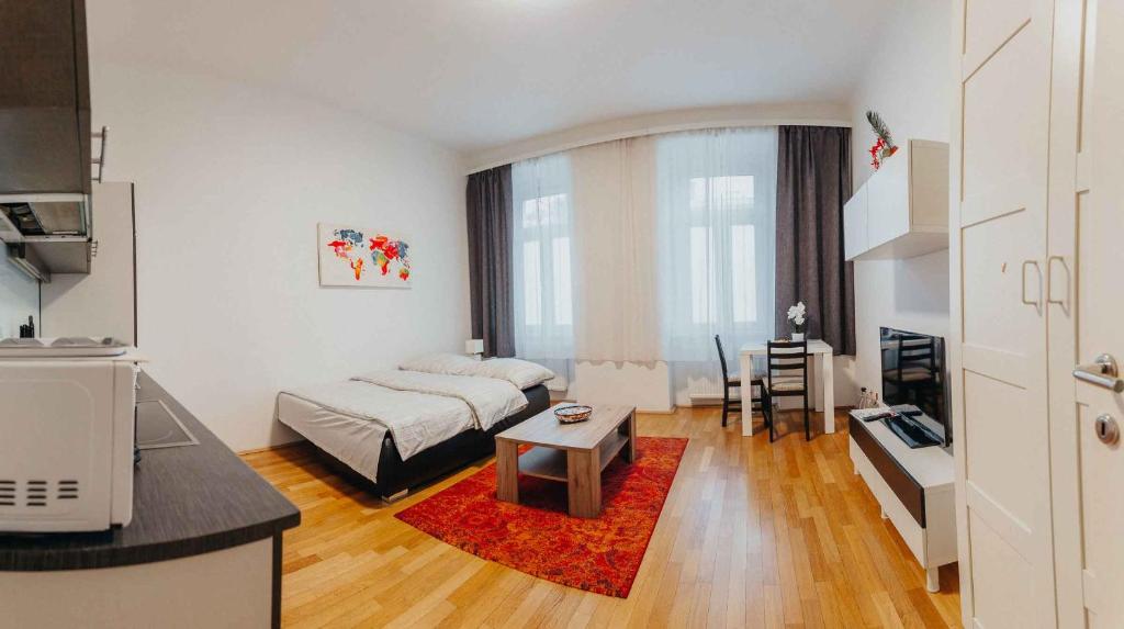 uma sala de estar com um sofá e uma mesa em Flarent Economy Apartments em Viena