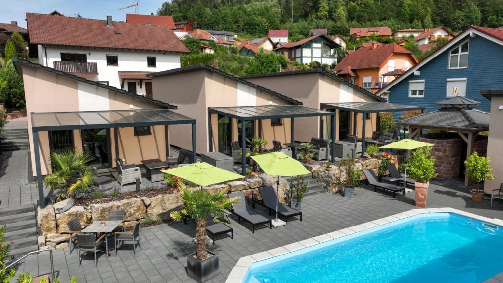 einen Luftblick auf ein Resort mit einem Pool in der Unterkunft FBA Village in Bundenthal