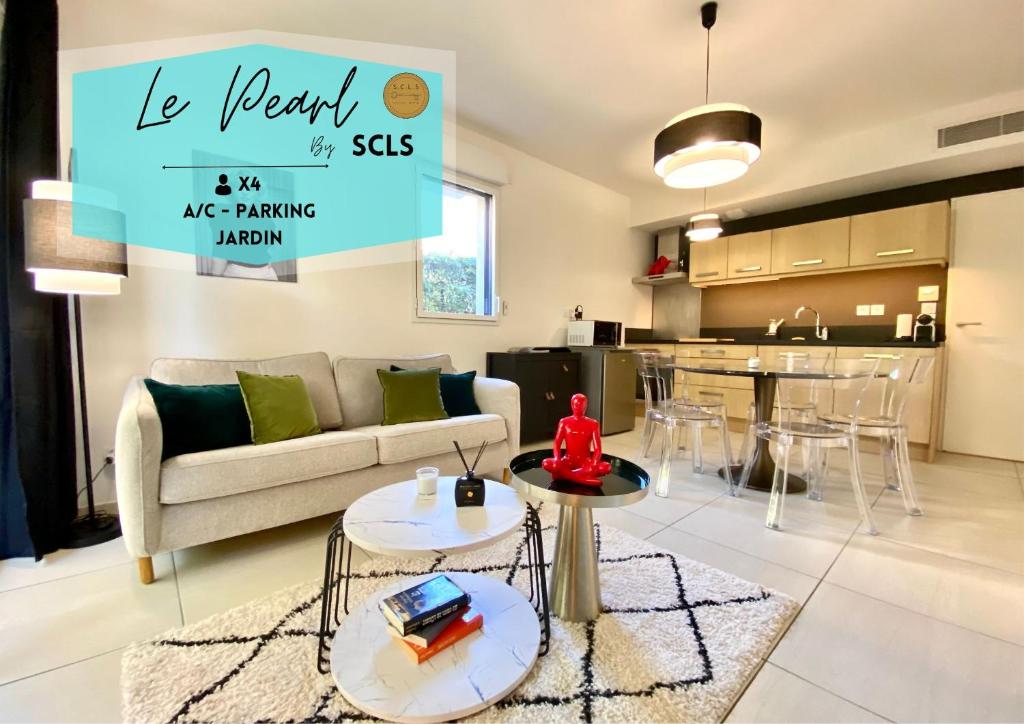 un salon avec un canapé et une table dans l'établissement Le Pearl By SCLS Locations, à Cannes