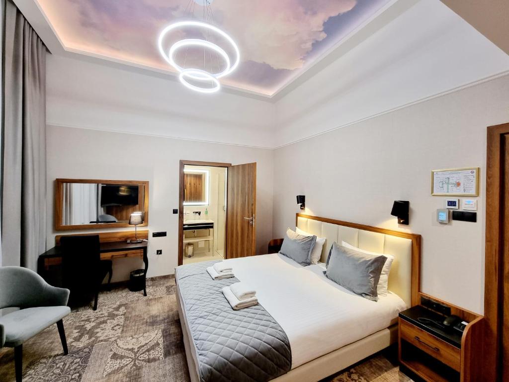 een hotelkamer met een bed en een bureau bij Sky Hotel Kraków in Krakau