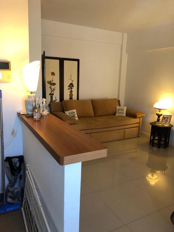 sala de estar con sofá y mesa en AlbaTigre en Tigre