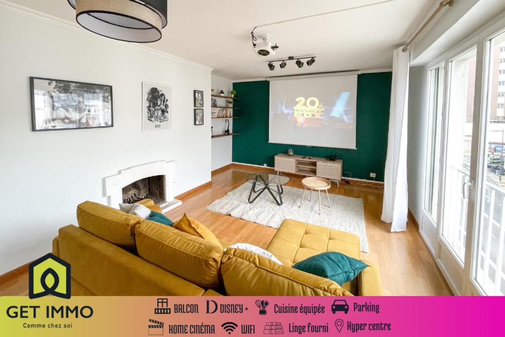 een woonkamer met een bank en een scherm bij Cinéma & Disney avec Balcon & Parking en Hyper Centre in Amiens