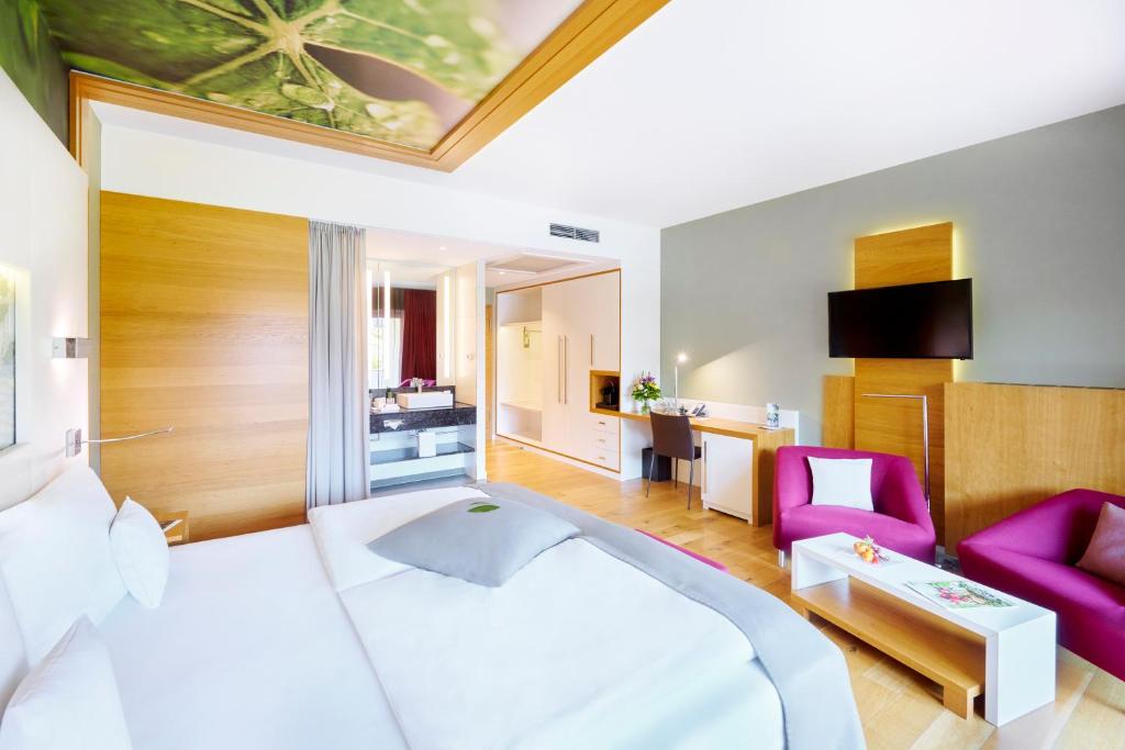 Postel nebo postele na pokoji v ubytování Kaisergarten Hotel Deidesheim