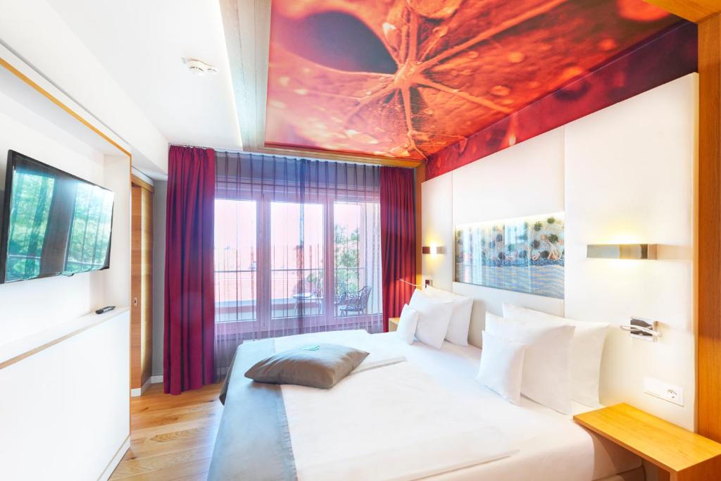 Postel nebo postele na pokoji v ubytování Kaisergarten Hotel Deidesheim