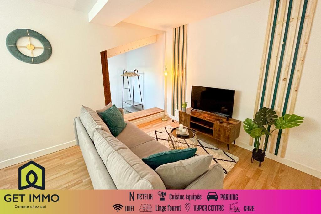 un salon avec un canapé et une télévision dans l'établissement Duplex au pied de la gare - NETFLIX - Hyper-centre, à Amiens