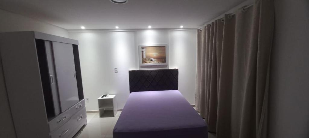 Una sala de estar con un sofá y un televisor. en Apartamentos Ed London, na Av principal a poucos passos das Termas, en Piratuba