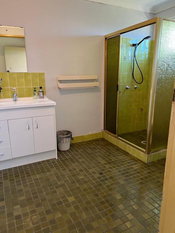 y baño con ducha y lavamanos. en Aspley bedroom & share bathroom with other guests, en Brisbane