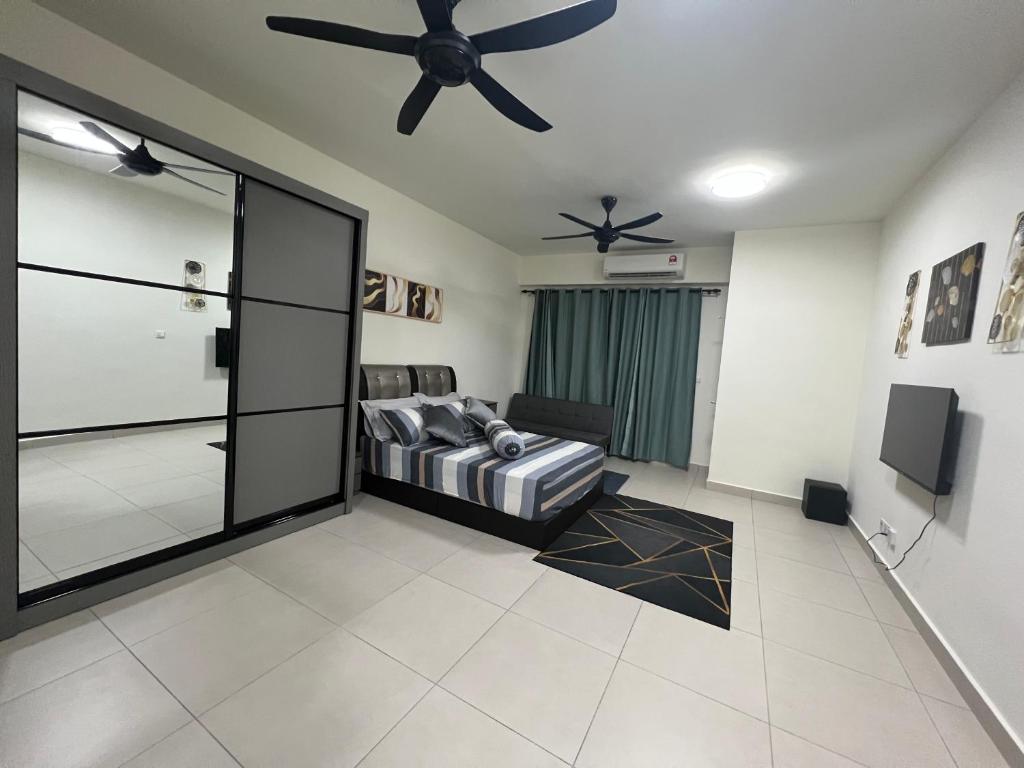 ein Wohnzimmer mit einem Sofa und einem Deckenventilator in der Unterkunft Edusphere Suites, University of Cyberjaya near Tamarind Square in Cyberjaya