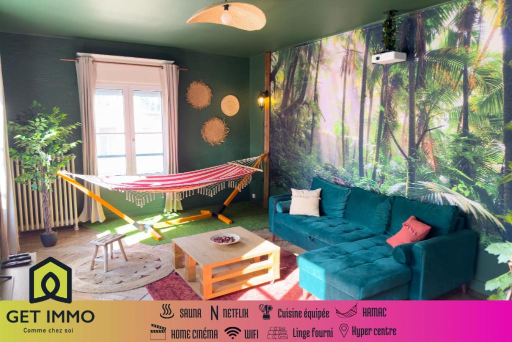 un soggiorno con divano blu e amaca di Jungle Urbain- Sauna - Ciné - Hamac - Hyper centre ad Amiens