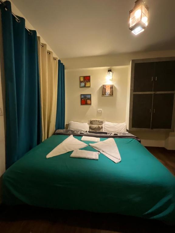 Postel nebo postele na pokoji v ubytování Utopia Hostels Dharamkot Mcleodganj