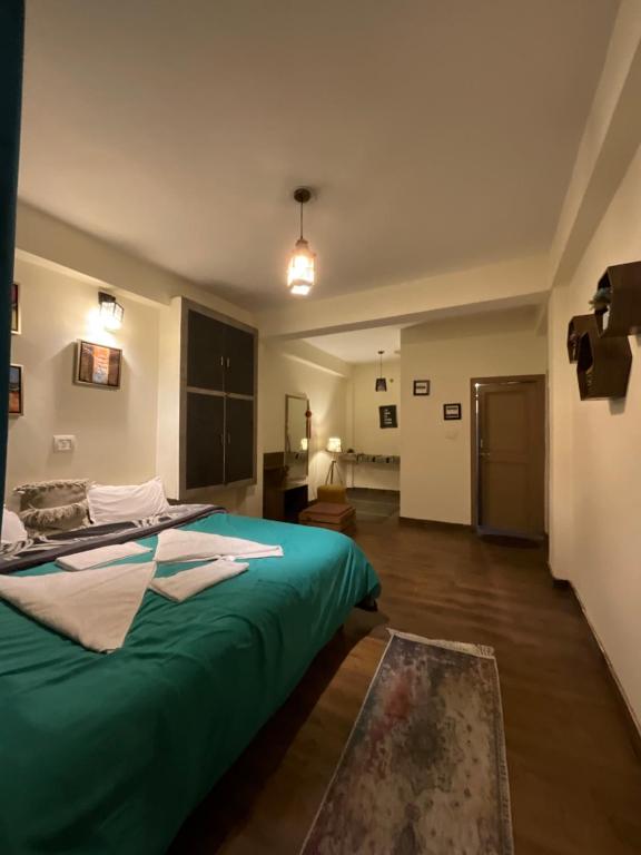 Postel nebo postele na pokoji v ubytování Utopia Hostels Dharamkot Mcleodganj