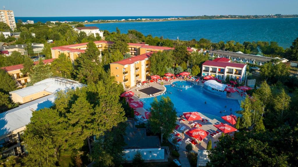 - une vue aérienne sur un complexe avec une grande piscine dans l'établissement Club Dunarea, à Eforie Nord