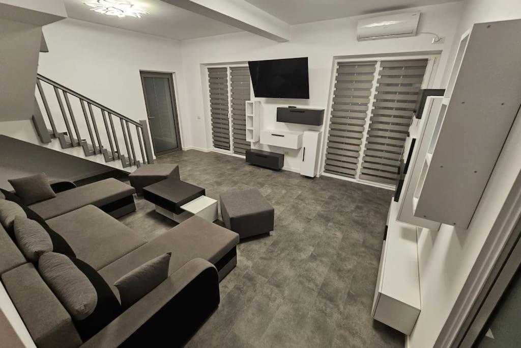 un soggiorno con divano e TV a schermo piatto di Comfy & Cozy Apartment 3 a Rădăuţi