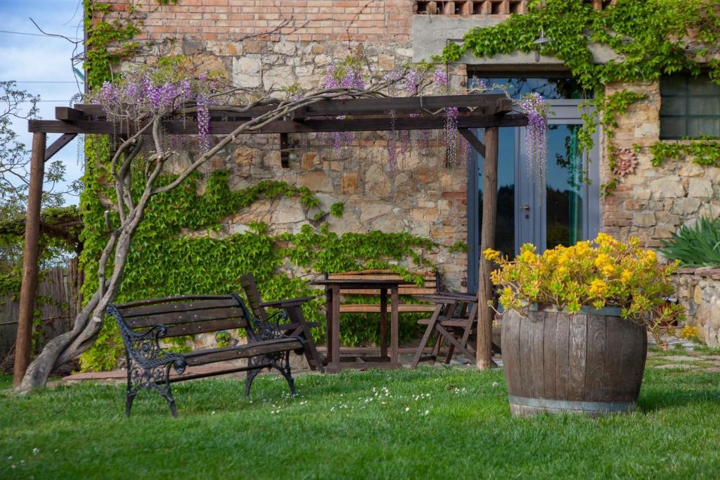 A garden outside Agriturismo & Winery Il Bacio
