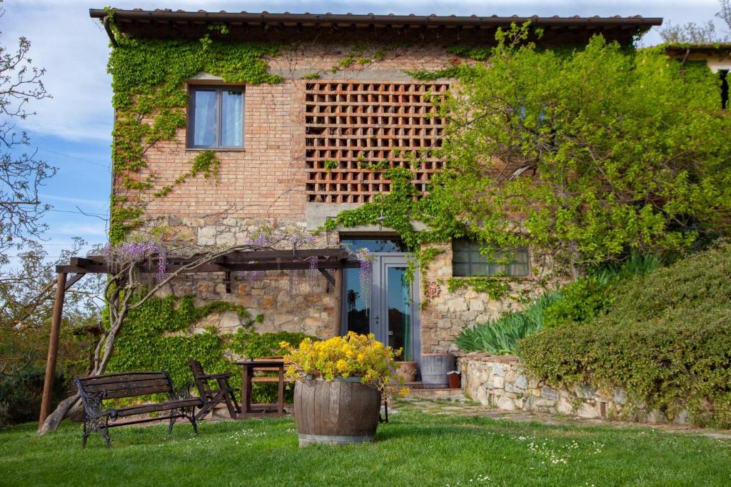 A garden outside Agriturismo & Winery Il Bacio