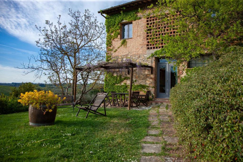 A garden outside Agriturismo & Winery Il Bacio