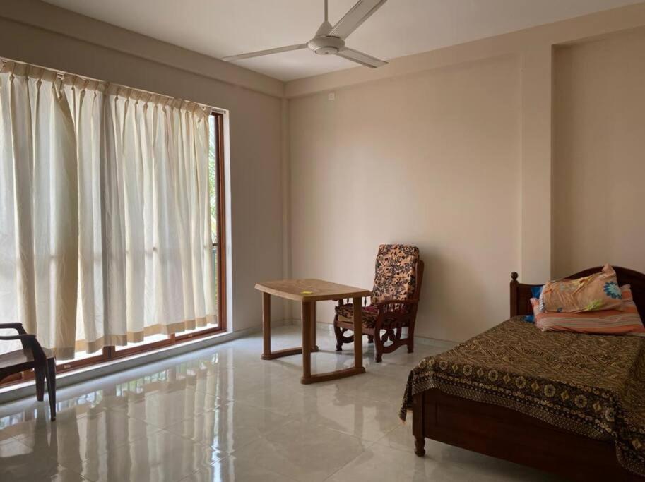 1 dormitorio con cama, mesa y ventana en Spacious 2 Bed Room Apartment en Matara