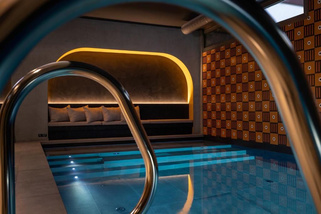 a pool in a hotel room with a tub at Hôtel Pilgrim in Paris