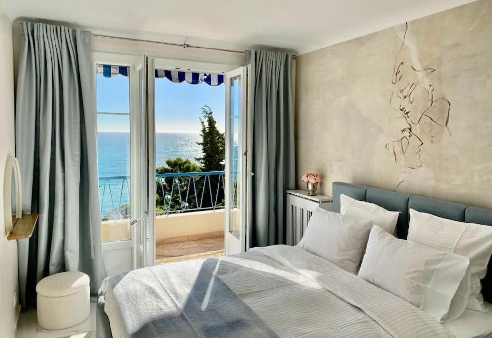 une chambre avec un lit et une vue sur l'océan dans l'établissement Monaco One bedroom apartment with Panoramic sea view, à Roquebrune-Cap-Martin