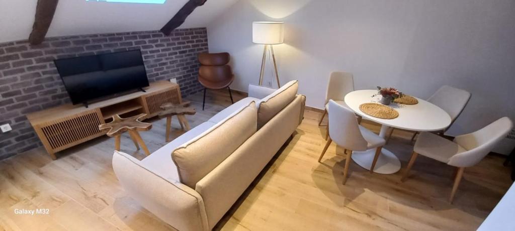 A television and/or entertainment centre at SUITES BERRUETA , Plaza Mayor by Albany
