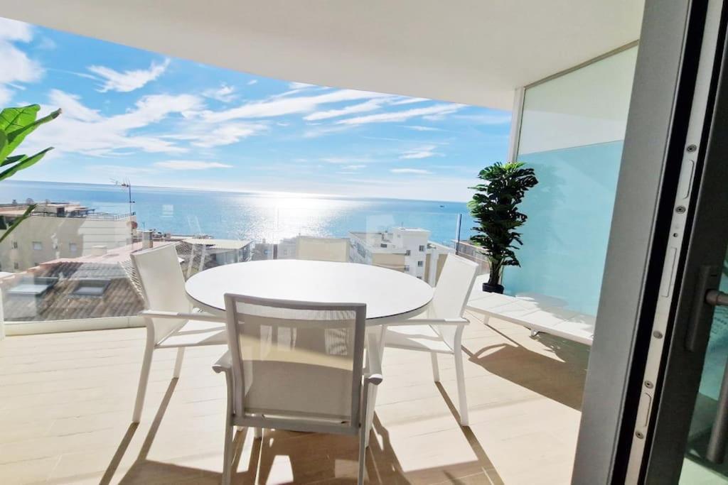 d'une table et de chaises sur un balcon avec vue sur l'océan. dans l'établissement Amazing Sea Views, The Wave, à Fuengirola
