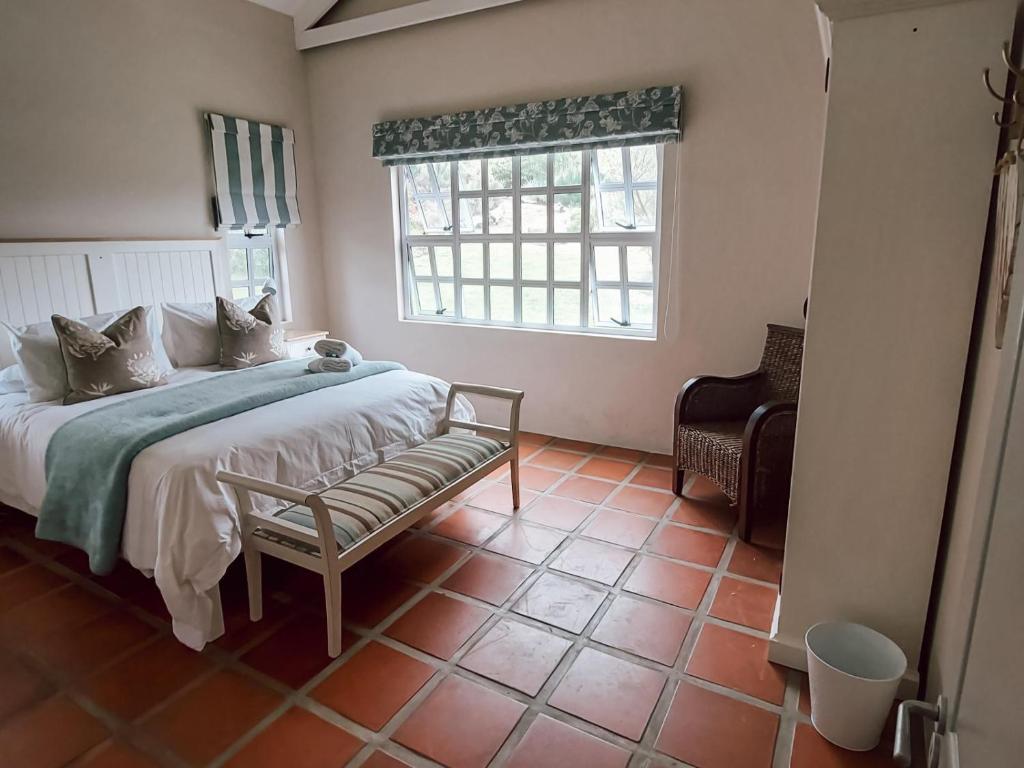 Un dormitorio con una cama grande y una ventana en The Oaks Tulbagh, en Tulbagh