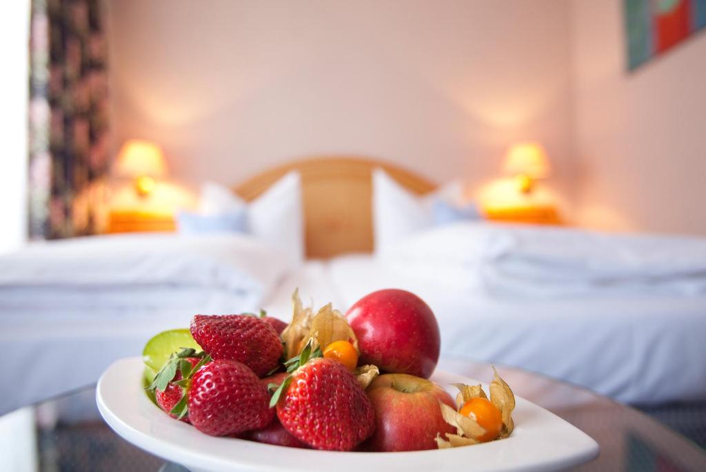 - une assiette de fruits sur une table dans une chambre d'hôtel dans l'établissement Kress Hotel, à Bad Soden-Salmünster