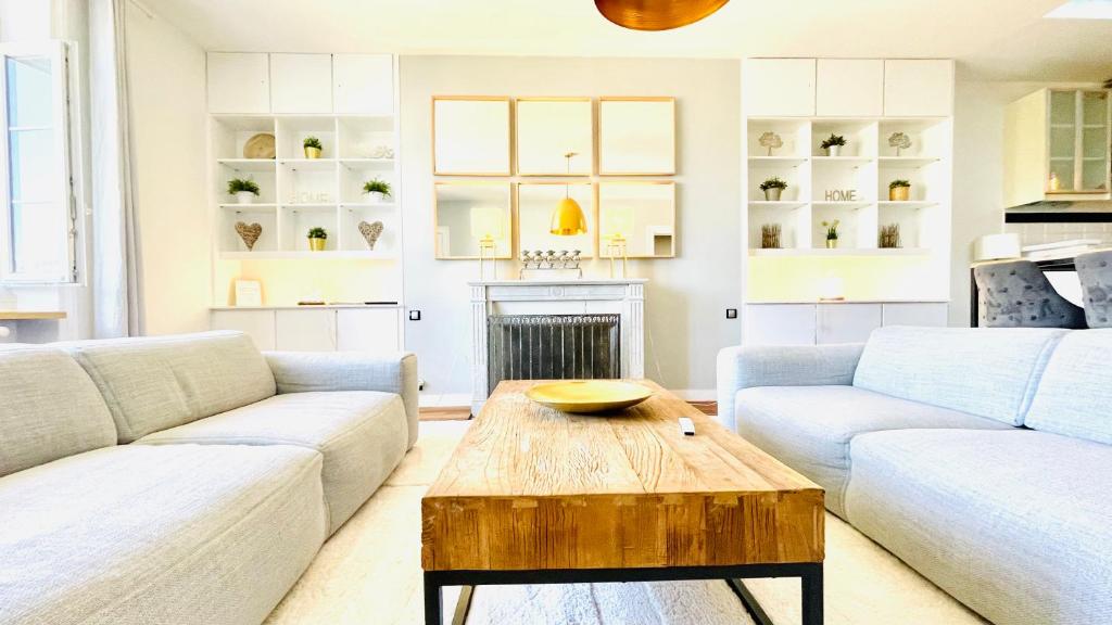 un salon avec deux canapés et une table basse dans l'établissement Reims CATHEDRALE JACUZZI LUXURIOUS PROPERTY, à Reims