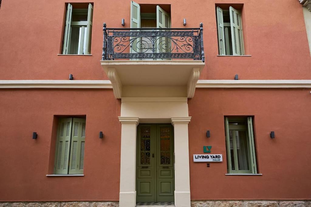 a building with a balcony on top of it at Διαμέρισμα σε διατηρητέο κτίριο in Chalkida