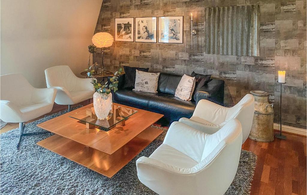 ein Wohnzimmer mit einem Sofa, einem Tisch und Stühlen in der Unterkunft Gorgeous Apartment In Huskvarna With Kitchen in Huskvarna