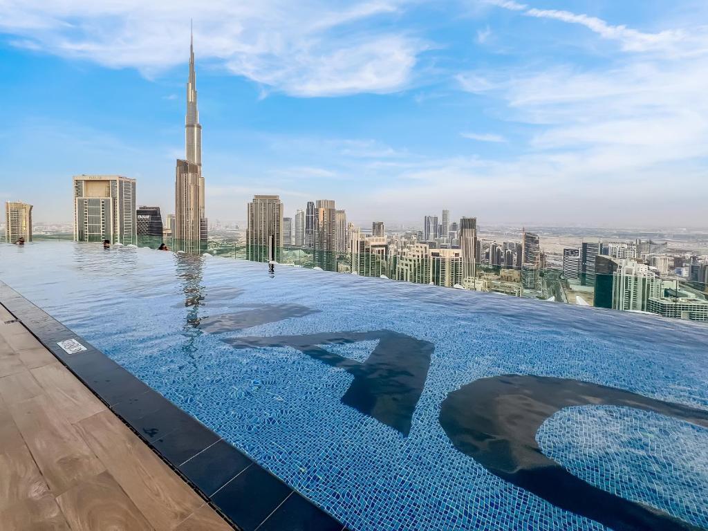 Bazén v ubytování FAM Living - Paramount Towers - 5 mins to Dubai Mall - 1 BR nebo v jeho okolí