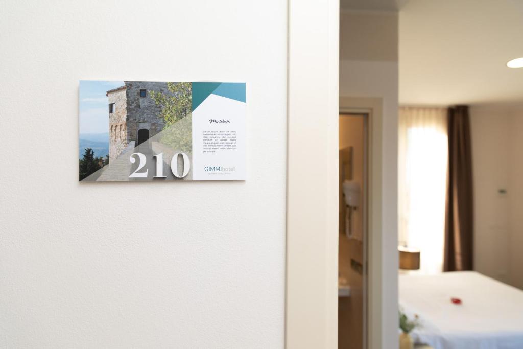Postel nebo postele na pokoji v ubytování Gimmi Hotel