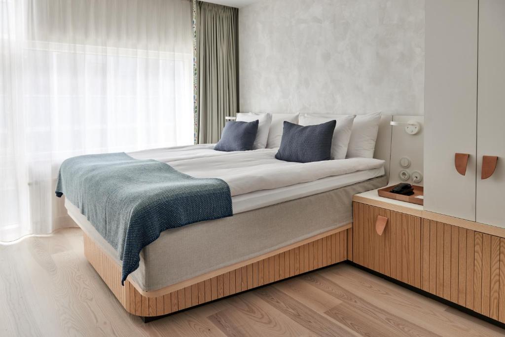 1 dormitorio con 1 cama grande con almohadas azules en Nordic Light Hotel en Estocolmo