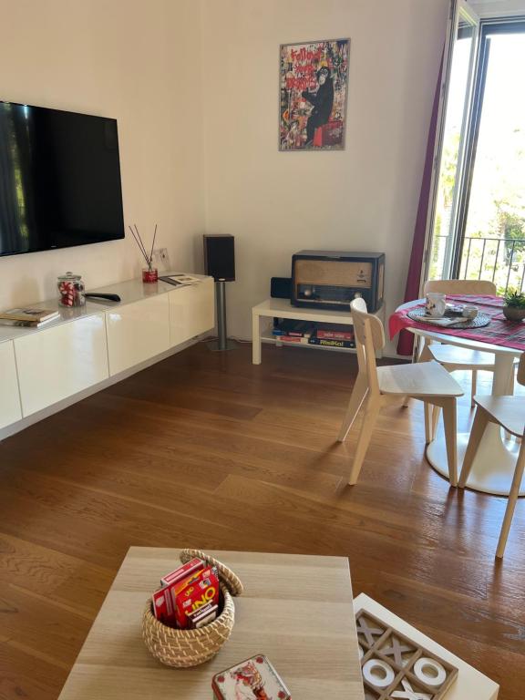TV a/nebo společenská místnost v ubytování Terrazza Vanvitelli