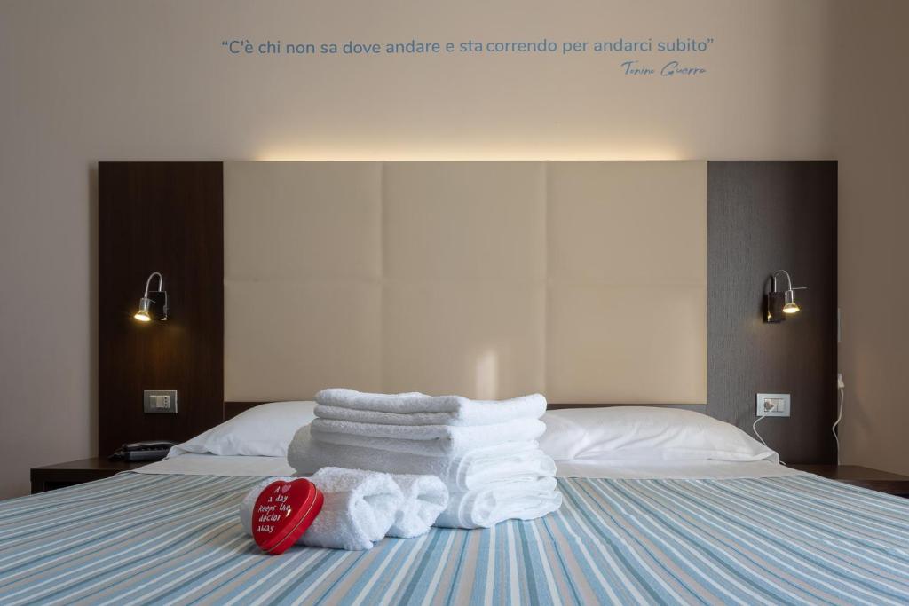 Postel nebo postele na pokoji v ubytování Gimmi Hotel