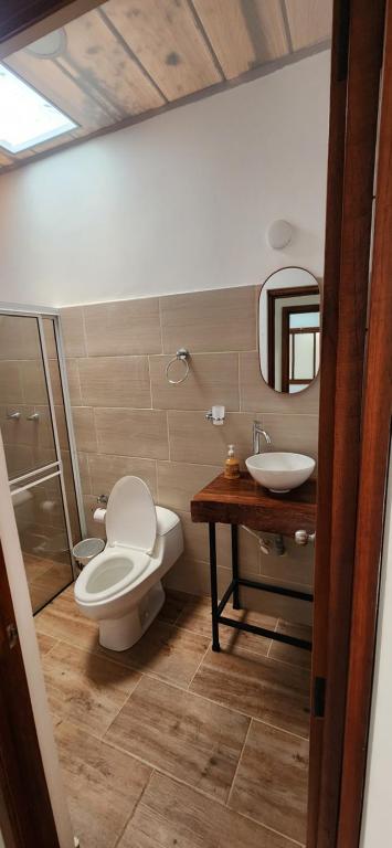 a bathroom with a toilet and a sink at Casa amplia, cerca a la Basílica in Buga