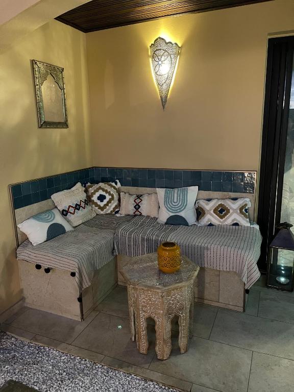 Posezení v ubytování Le Riad Private Pool Piscine privée