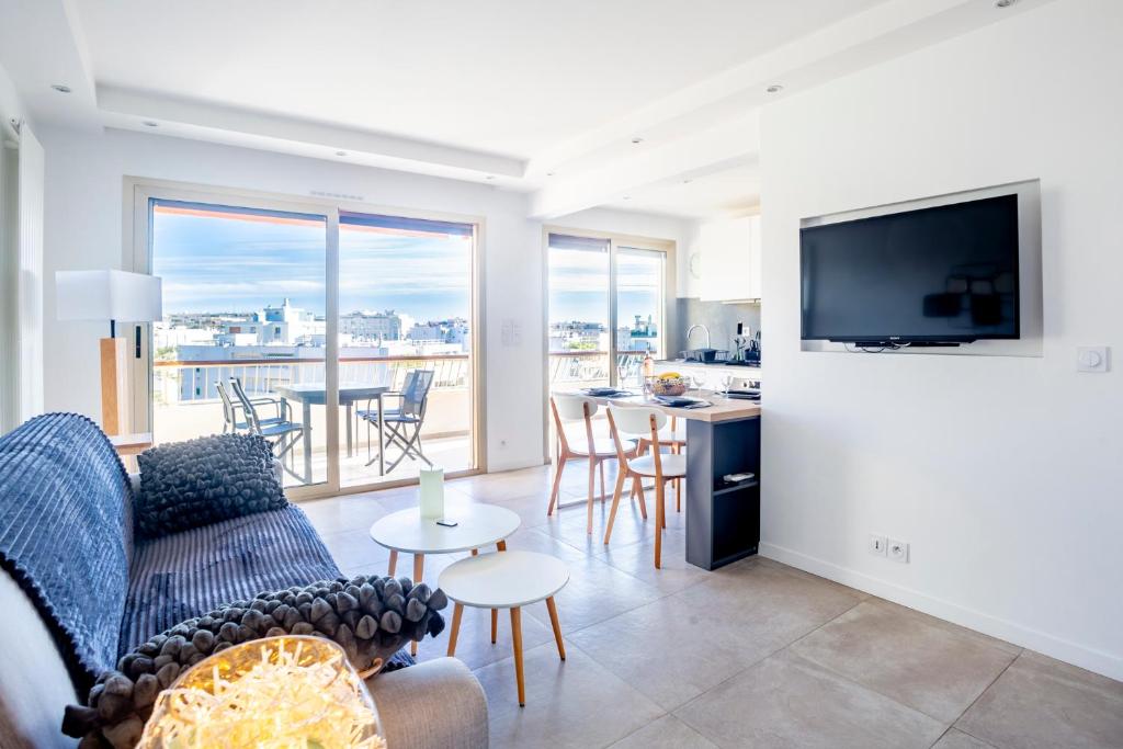 un salon avec un canapé et une télévision dans l'établissement One BDRM flat A/C-Congress/Beaches by Olidesi, à Cannes