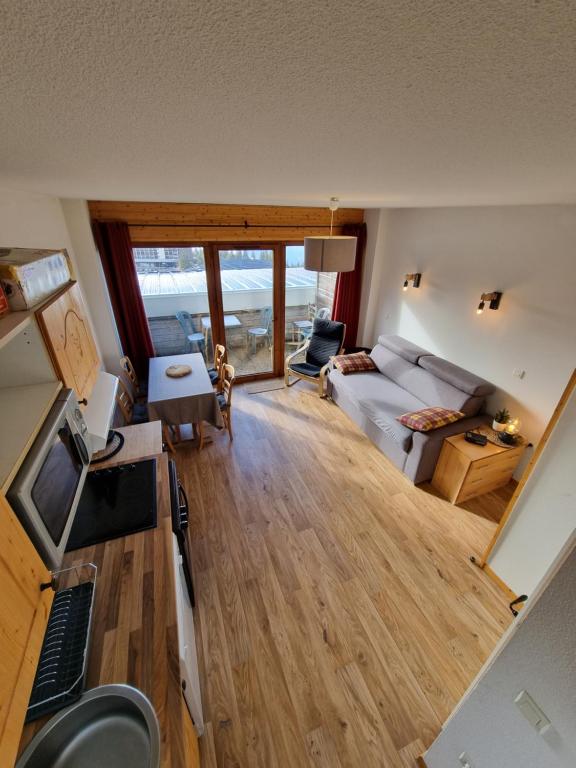 - un salon avec un canapé et une table dans l'établissement Appartement 4 personnes 32m2 Au pied des pistes- WiFI- Balcon Sud- Chamrousse 1650, à Chamrousse